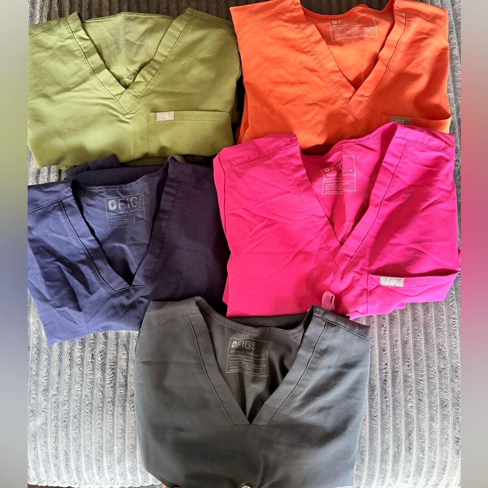 5 PAIRS OF FIG SCRUBS SIZE SMALL